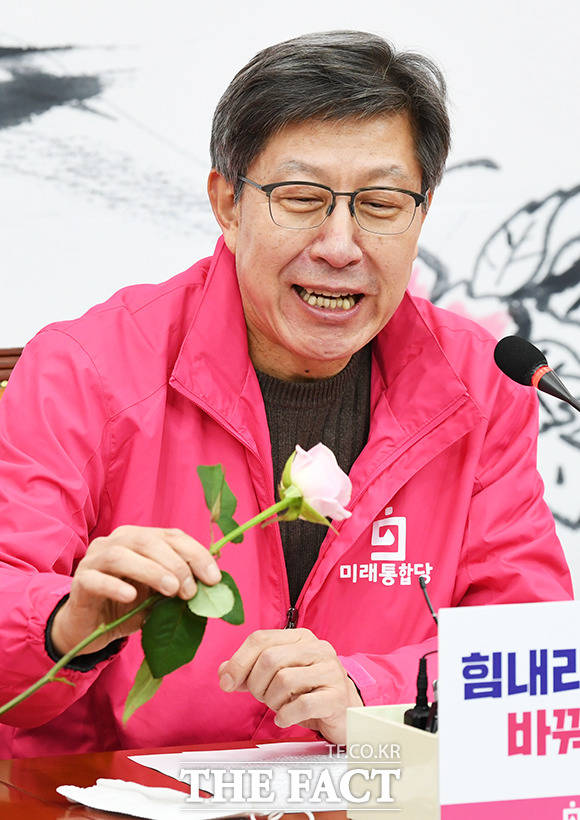 꽃을 든 남자 박형준