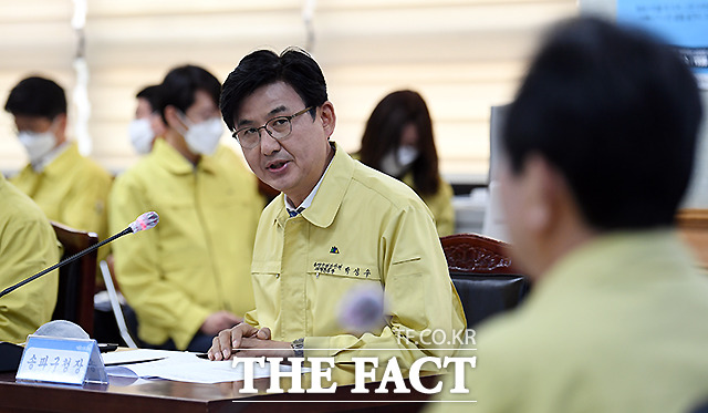 정 총리에게 현안 보고하는 박성수 송파구청장