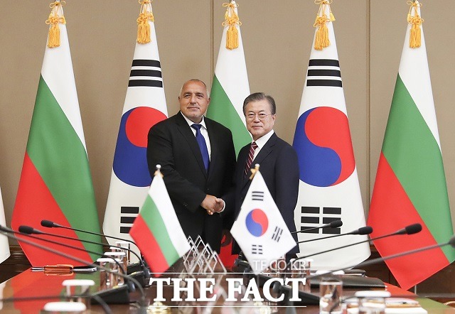 문재인 대통령은 31일 보이코 보리소프 불가리아 총리와 통화에서 코로나19 대응 방안에 대해 의견을 교환했다. 사진은 지난해 9월 청와대에서 열린 정상회담에서 악수하는 문 대통령과 보리소프 총리. /청와대 제공