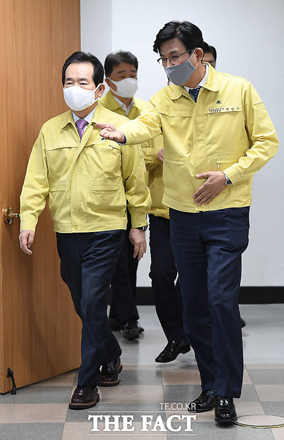 대회의장 들어서는 정세균 국무총리(왼쪽)와 박성수 송파구청장