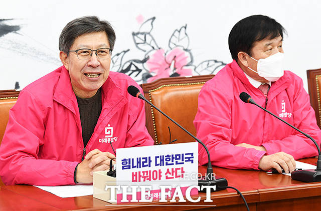 밝은 표정으로 발언하는 박형준 선대위원장(왼쪽)
