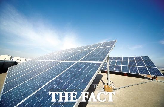 산업통상자원부는 신에너지 및 재생에너지 개발·이용·보급 촉진법(신재생에너지법)과 전기사업법 개정법률안이 31일 공포됐다고 밝혔다. /더팩트 DB