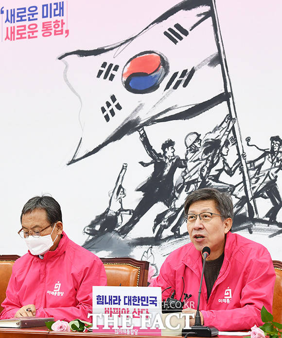 모두발언 하는 박형준 선대위원장(오른쪽)