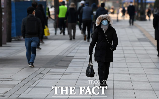전자 업계에선 신종 코로나바이러스 감염증 여파에 따른 실적 부진 우려가 2분기 이후 더욱더 커질 것이라는 예상이 나온다. 사진은 시민들이 마스크를 착용하고 광화문 거리를 걸어가고 있는 모습. /임세준 기자
