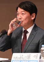 [TF포토] 물 마시는 안철수 국민의당 대표