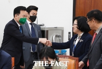 [TF포토] 주먹 인사하는 손학규 상임선거대책위원장