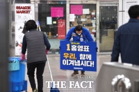 [TF포토] 홍영표, '출근길 근로자에게 인사'