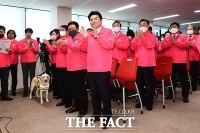 [TF포토] 미래한국당, '코로나19와 맞서는 의료진들에게 박수'