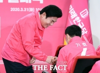 [TF포토] 주먹인사하는 원유철 대표