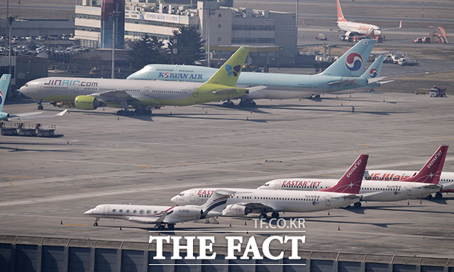 코로나19 여파에 지난달 항공 여객 수가 지난 1997년 통계 집계 이후 가장 적은 174만3583명을 기록한 것으로 나타났다. /이덕인 기자