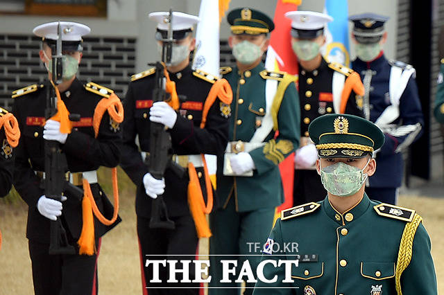 코로나19 확산세가 이어지고 있는 가운데 1일 오전 서울 동작구 국립현충원에서 마스크를 착용한 의장대원들이 도열해 있다. /이선화 기자