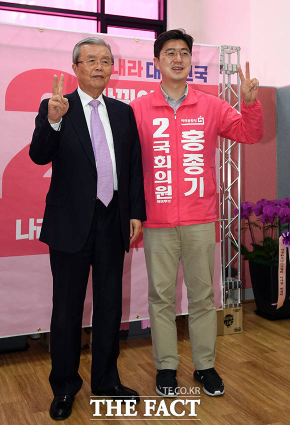 김종인 미래통합당 총괄선대위원장과 기념 사진 찍는 홍종기 후보