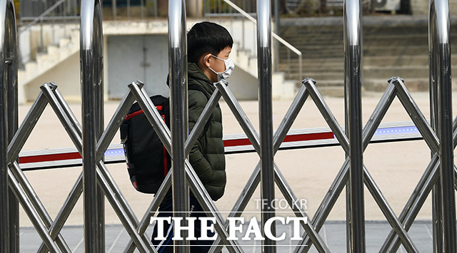 코로나19의 여파로 개학이 다시 연기된 1일 오전 한 어린이가 서울 용산구에 위치한 초등학교로 들어가고 있다. /이동률 기자