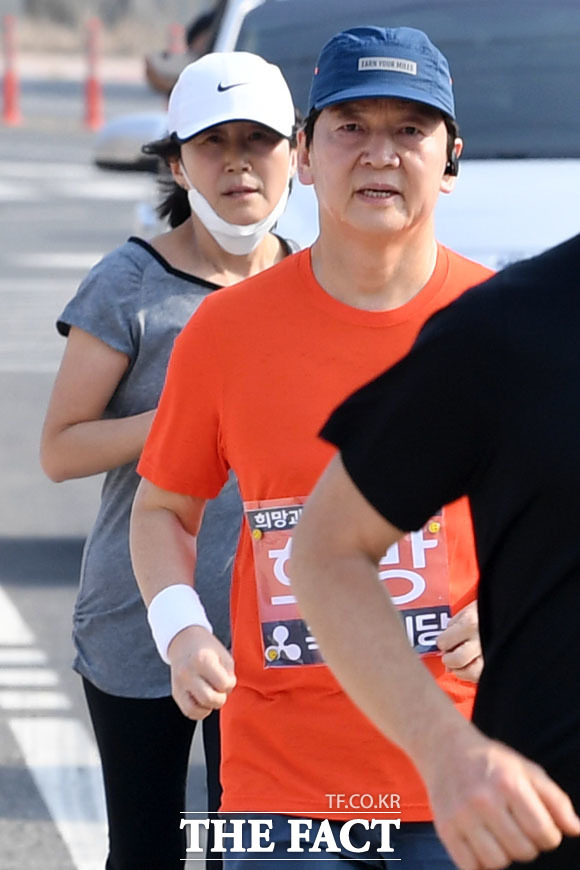 400km 국토대종주 나선 안철수 대표와 함께 달리는 김미경 교수(왼쪽)