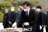 [TF포토] 현충원 참배하는 손학규