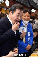[TF포토] 떡 맛보는 이낙연
