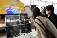 [TF포토] 서울역에 마련된 '아름다운 선거 정보관'