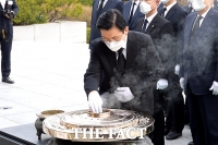 [TF포토] 현충원 찾은 황교안 대표