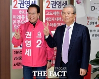 [TF포토] 포즈 취하는 권영세-김종인