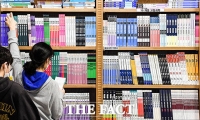 [TF사진관] 코로나 여파에 '첫 12월 수능', 수험서 찾는 학생들