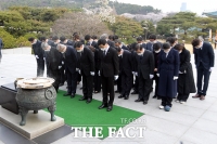 [TF포토] 현충탑 참배하는 미래통합당