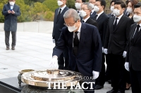 [TF포토] 현충원 분향하는 김종인 미래통합당 총괄선대위원장
