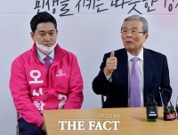 [TF포토] 오신환 후보 격려하는 김종인 위원장