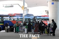 [TF포토] 임시 생활시설로 향하는 이탈리아 교민들