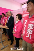 [TF포토] 미래통합당 수원 후보들 지지 호소 하는 김종인 위원장