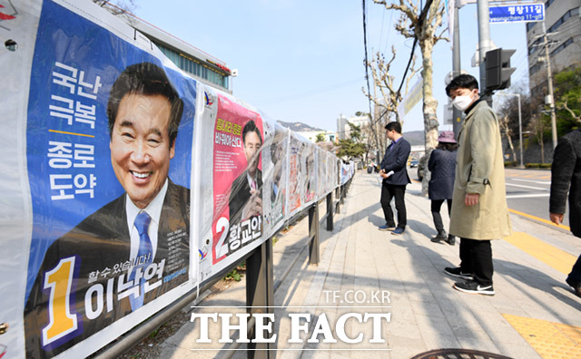 4.15 총선 공식 선거운동 시작일인 2일 오후 서울 종로구 평창동에서 시민들이 후보자 선거 벽보를 살펴보고 있는 가운데 이낙연 후보와 황교안 후보의 벽보가 보이고 있다. /임세준 기자