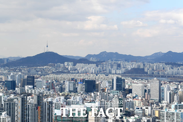 3일 금요일 전국이 맑은 가운데 포근한 날씨가 이어진다. 다만, 대기는 건조하고 미세먼지 농도는 오전에 나쁨 수준을 보이겠다. /임세준 기자