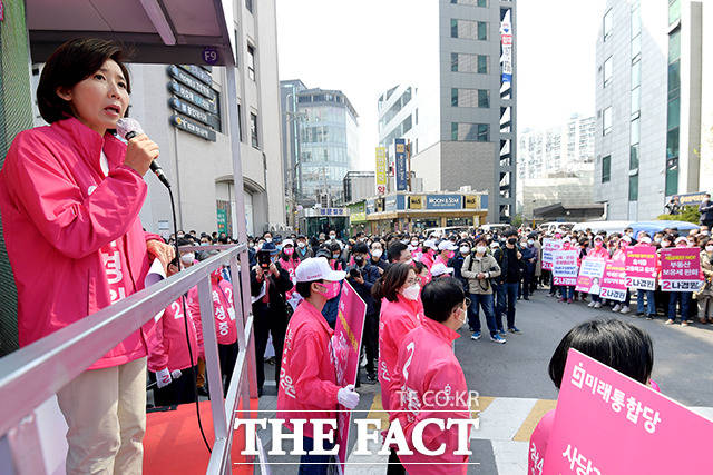 나경원 미래통합당 동작을 국회의원 후보가 2일 오후 서울 동작구 태평백화점 앞에서 출정식을 갖고 지지를 호소하고 있다. /이선화 기자