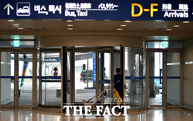 코로나19 여파에 신세계면세점이 인천공항 탑승동 5개 매장 문을 닫기로 결정했다. /이덕인 기자