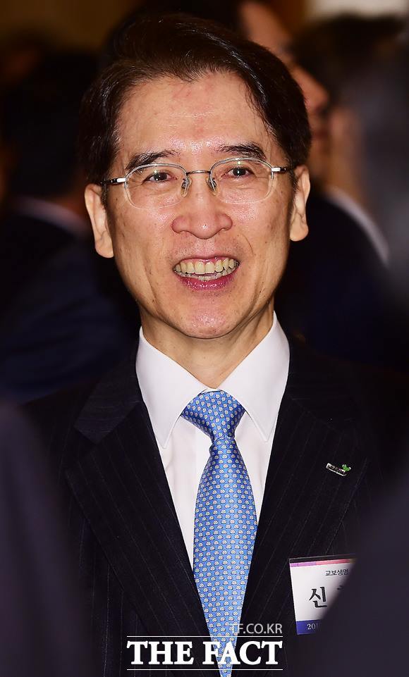 신창재 교보생명 대표이사 회장이 2일 임직원 메시지를 통해 디지털과 언택트 마케팅 강화를 주문했다./더팩트DB