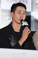  조인성, 무릎 통증 치료…소속사 '수술 아닌 시술, 곧 퇴원'