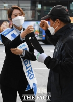 [TF포토] 출근길 시민과 반갑게 인사하는 고민정 후보