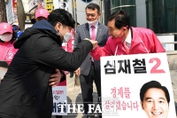 [TF포토] 심재철, '악수 대신 주먹인사로'