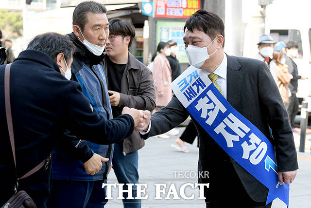 주먹 인사로 시작한 선거 유세