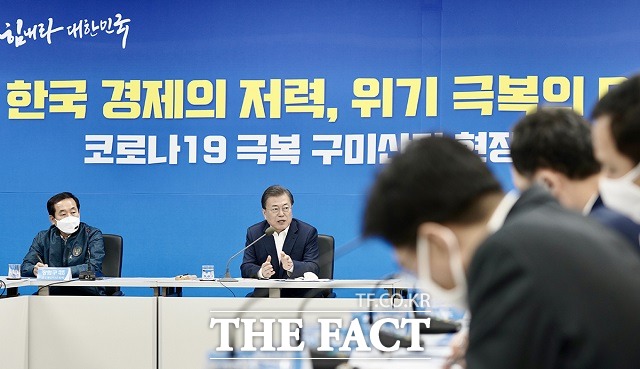문 대통령은 1일 구미산업단지를 방문해 정부는 우리 경제와 산업, 민생을 반드시 지킬 것이라며 소상공인과 기업인들이 코로나19 피해 때문에 문을 닫는 일이 없도록 하겠다고 강조했다. /청와대 제공