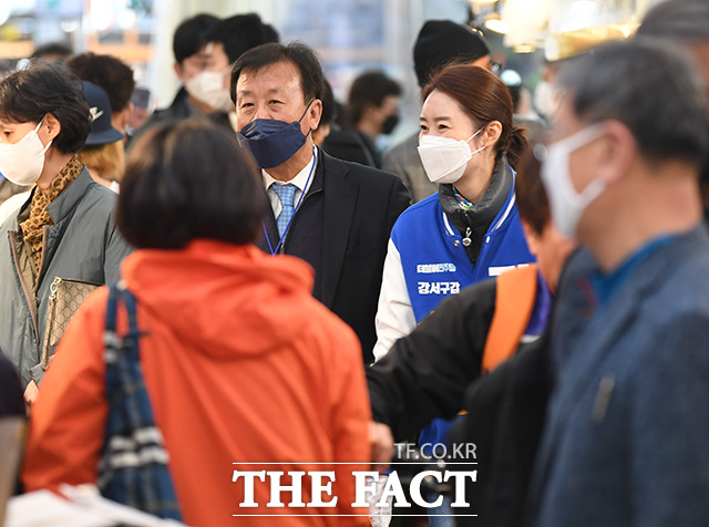 유세 시작하는 원 의원(왼쪽)과 강 후보(오른쪽)