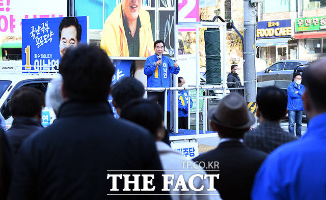4.15 총선에서 종로구에 출마한 이낙연 더불어민주당 후보가 3일 오후 서울 종로구 세검정 일대에서 유세를 펼치며 유권자들의 지지를 호소하고 있다. /이동률 기자