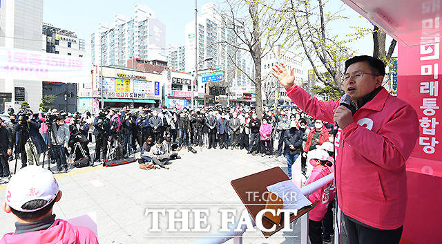 목소리 높이는 황교안