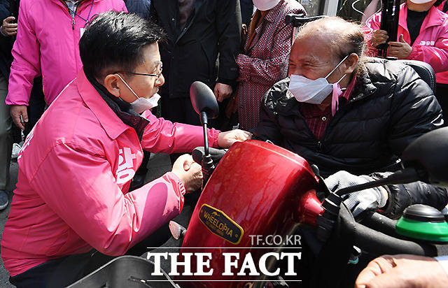 어르신께는 키를 낮춰 인사~