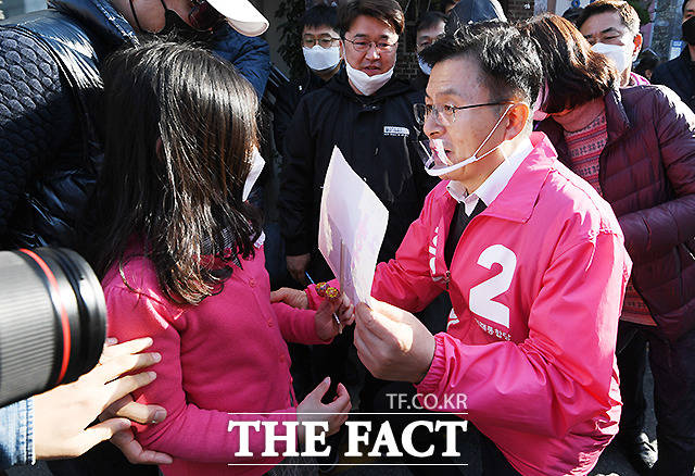 혜화동 일대에서 현장 유세 도중 한 어린이로부터 응원 플래카드를 받은 황교안