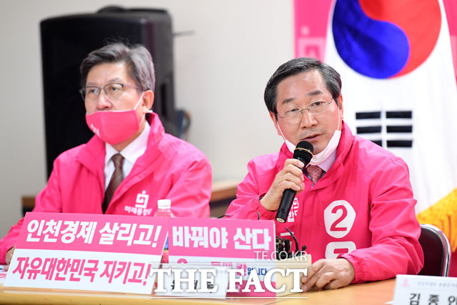 유정복 미래통합당 인천 남동구갑 국회의원 후보(오른쪽)와 박형준 공동선대위원장.