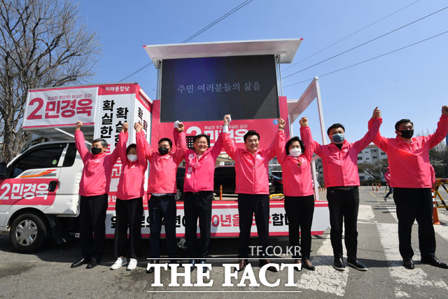 총선 승리 다짐하는 미래한국당과 민경욱