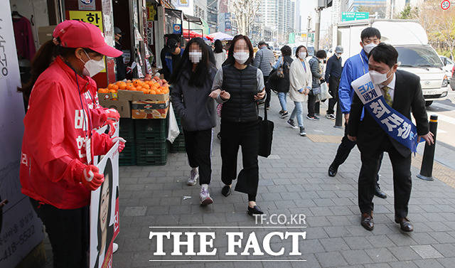 배현진 미래통합당 후보 선거운동원에게도 꾸벅