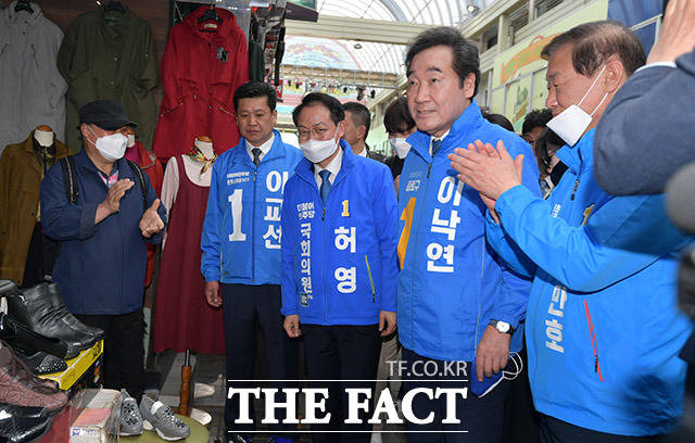 제일중앙시장으로 이동한 이 위원장.