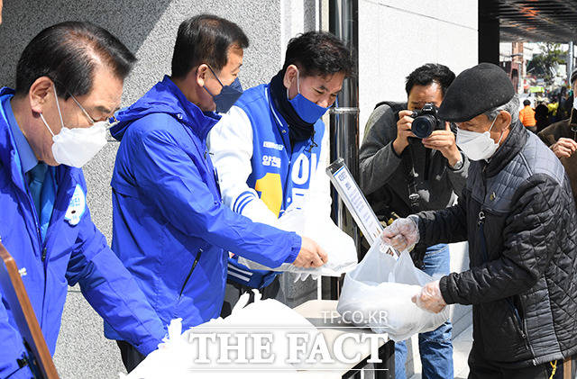 더불어민주당 국민지킴유세본부 라떼는!유세단 원혜영 의원(왼쪽 두번째)과 백재현 의원(왼쪽)이 3일 오전 서울 양천구 서서울어르신복지관에서 이용선 양천구을 국회의원 후보(왼쪽 세번째)와 함께 어르신들에게 도시락을 배급하며 지지를 호소하고 있다. / 배정한 기자