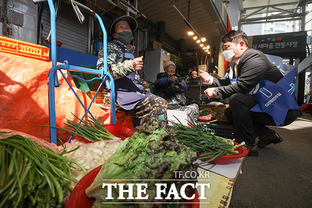 불편한 자세에도 아랑곳않고